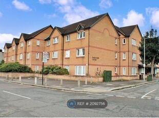 Flat to rent in Parkview Court, Ilford IG2