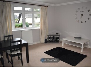 Flat to rent in Queens Park West Drive, Bournemouth BH8