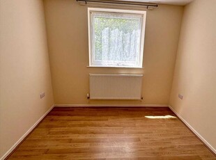 Flat to rent in Rochfords Gardens, Slough SL2