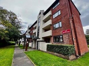 Flat to rent in Rosalind Court, Salford M5