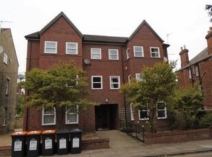 Flat to rent in Rothsay Place, Bedford MK40
