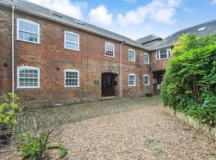 Flat to rent in Royal Court, Tring Station HP23