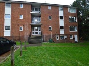 Flat to rent in Sandringham Court, Slough, Slough SL1
