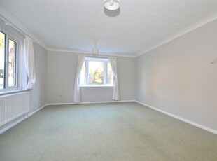 Flat to rent in St. Annes Rise, Redhill, Surrey RH1