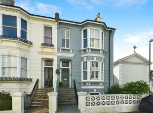 Flat to rent in St. Georges Terrace, Brighton BN2