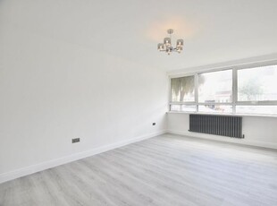 Flat to rent in Staines Road, Ilford IG1