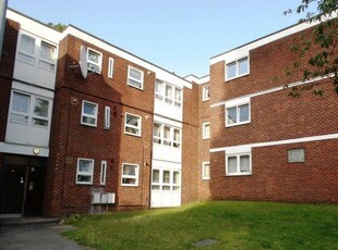 Flat to rent in Thornhill Gardens, Barking IG11