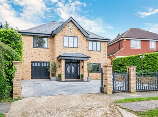 Mews house for sale in Green Curve, Banstead SM7