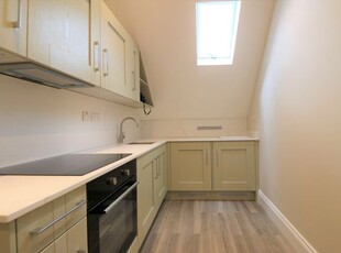 Room to rent in New North Road, Ilford, Essex IG6