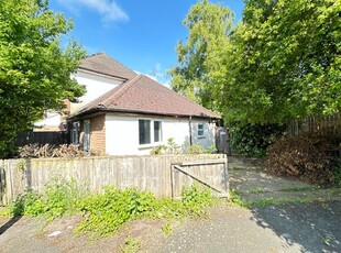 Semi-detached bungalow to rent in Northfields, Dunstable, Bedfordshire LU5