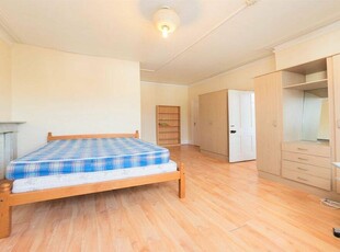 Studio flat for rent in Chatsworth Road, Willesden Green nw2, NW2