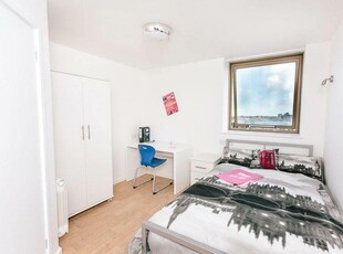 Studio flat for rent in May Bank Holiday Offer, BH1