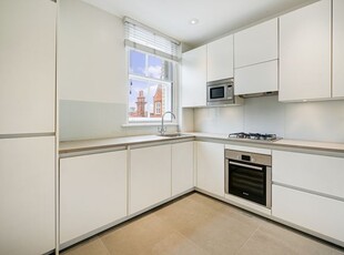Terraced house to rent in Court Lodge, 48-51 Sloane Square SW1W