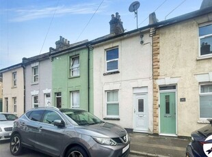 Terraced house to rent in Weston Road, Rochester, Kent ME2