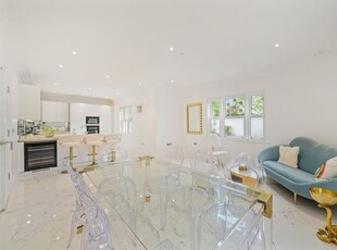 Town house for sale in Battersea Park Road, London SW11