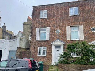 Town house to rent in Bristol Gardens, Brighton BN2