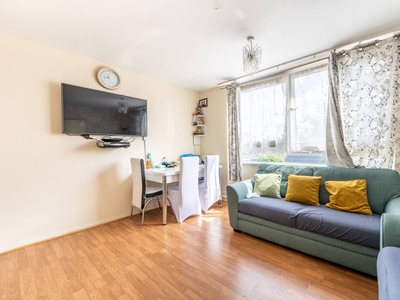 Flat in Queensdale Crescent, Holland Park, W11