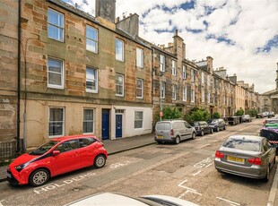 2 bed top floor flat for sale in Leith