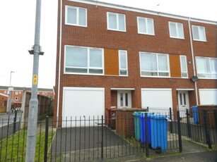 4 bedroom end of terrace house for rent in Denewell Avenue, Grove Village, Manchester, M13