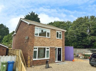 Detached house to rent in Avon Close, Farnborough GU14