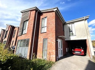Detached house to rent in Basingstoke, Berkshire RG24