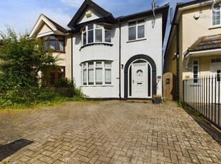 Detached house to rent in Fairview Road, Stevenage SG1
