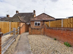 Detached house to rent in Guildford Road, Chertsey, Surrey KT16