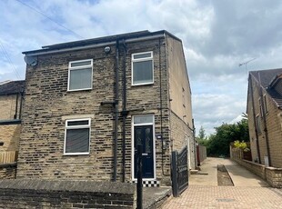 Detached house to rent in Halifax Road, Liversedge, West Yorkshire WF15