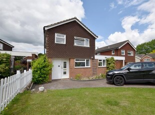 Detached house to rent in Montfort Rise, Redhill RH1