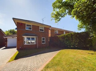 Detached house to rent in Oldwood Chase, Farnborough, Hampshire GU14