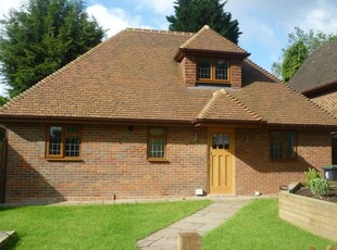 Detached house to rent in Roebuck Lane, Buckhurst Hill, Essex IG9