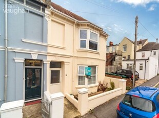 End terrace house to rent in Bampfield Street, Portslade BN41