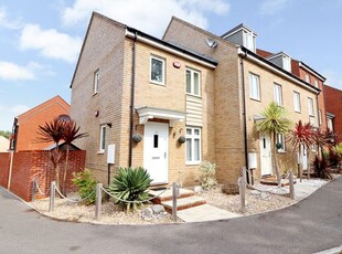 End terrace house to rent in Pomeroy Crescent, Hedge End, Southampton SO30