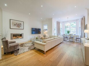 Flat for sale in Bracknell Gardens, London NW3