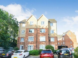 Flat to rent in Akers Court, High Street, Waltham Cross, Hertfordshire EN8
