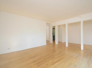 Flat to rent in Arkwright Road, Hampstead NW3