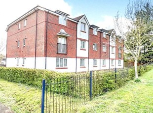 Flat to rent in Benham Drive, Spencers Wood, Reading, Berkshire RG7