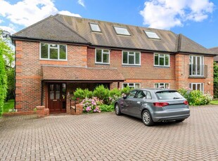 Flat to rent in Bluehouse Lane, Oxted RH8