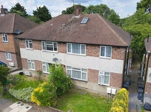Flat to rent in Brunswick Gardens, Ilford IG6
