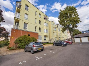 Flat to rent in Burleigh Court, Station Road, Westcliff-On-Sea SS0