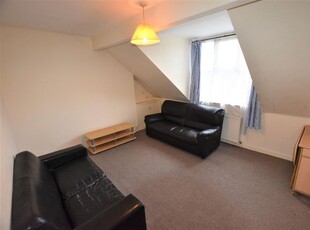 Flat to rent in Cedar Road, Leicester LE2