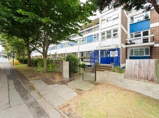 Flat to rent in Chingford Lane, Woodford Green IG8