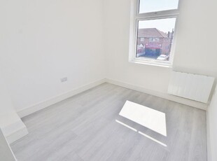 Flat to rent in Collier Row Road, Romford RM5