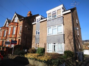 Flat to rent in Dene Road, Guildford, Surrey GU1