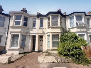 Flat to rent in East Street, Southend On Sea SS2
