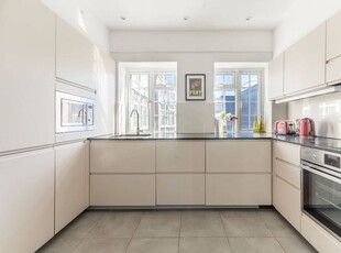 Flat to rent in Flat Princes Court, Chelsea, London SW3