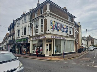Flat to rent in Grove Road, Eastbourne BN21