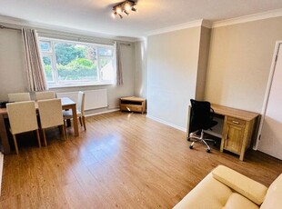 Flat to rent in Hempstead Road, Watford WD17