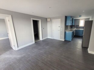 Flat to rent in High Street, Slough SL1
