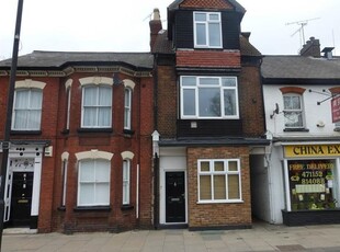 Flat to rent in High Street South, Dunstable LU6